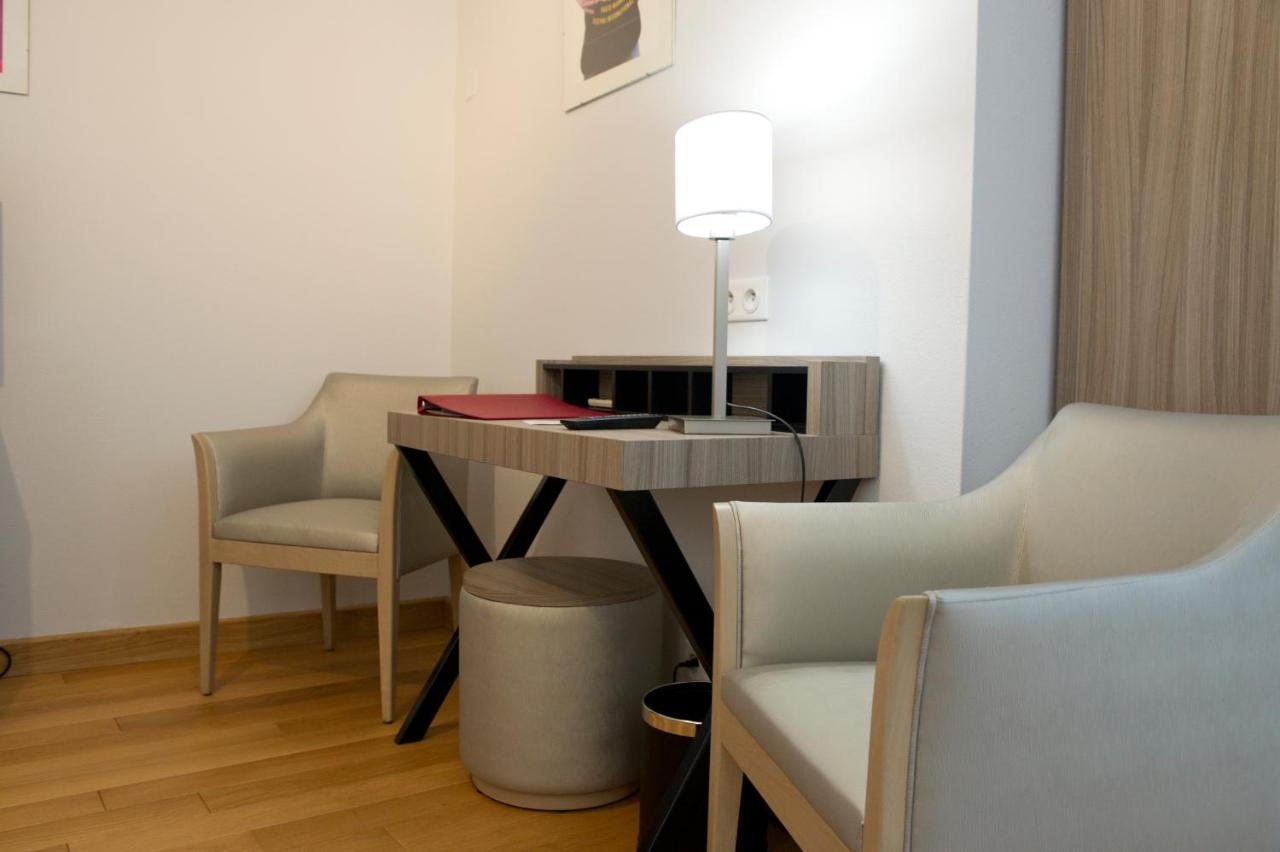Hotel Restaurant Des Remparts Шомон Екстер'єр фото