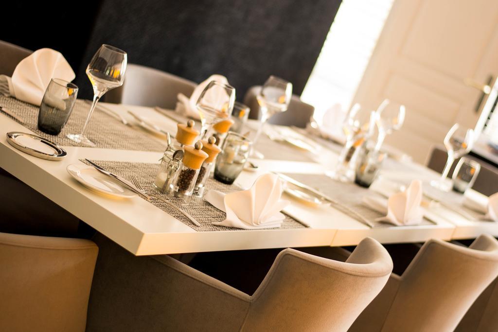 Hotel Restaurant Des Remparts Шомон Екстер'єр фото