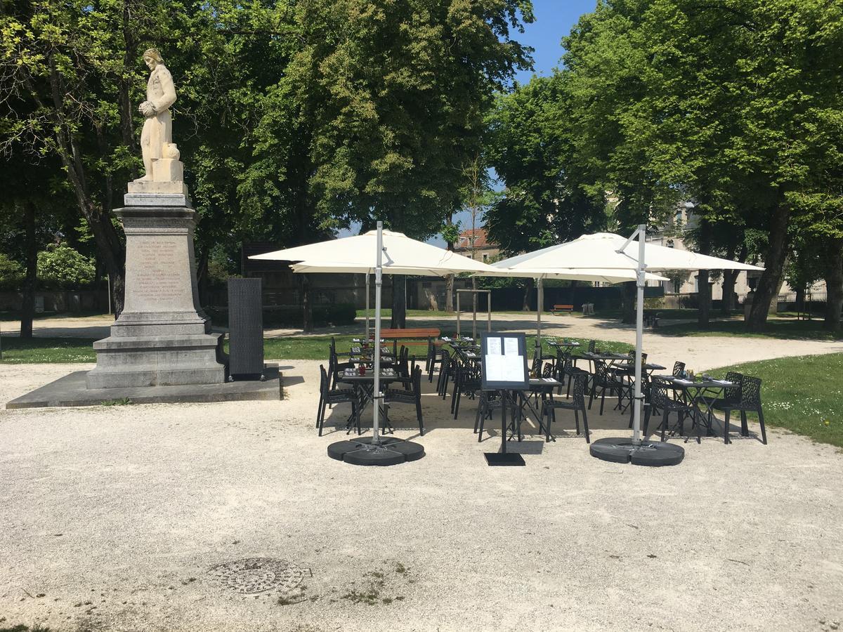 Hotel Restaurant Des Remparts Шомон Екстер'єр фото